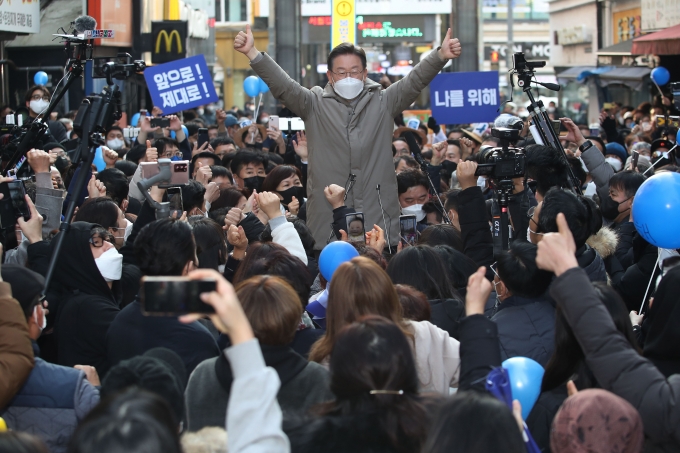 이재명 대선후보가 총 311만가구에 대한 추가 주택 공급 계획을 발표했다. 사진은 이재명 더불어민주당 대선 후보가 지난23일 오후 서울·경기 매타버스(매주 타는 민생 버스) '걸어서 민심 속으로'의 일환으로 경기 안성시 명동거리를 찾아 연설을 마친 후 시민들에게 인사하고 있다. /사진=뉴스1