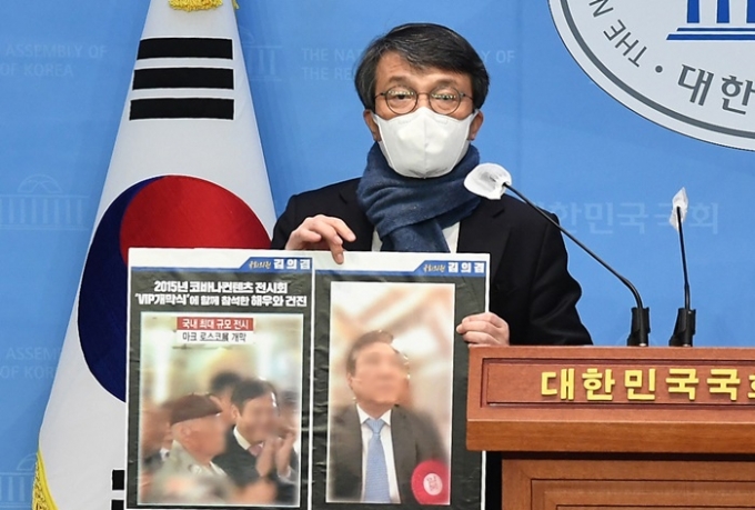 김의겸 열린민주당 의원이 윤석열 국민의힘 대선 후보 배우자 김건희씨의 이른바 ‘무속 논란’을 언급했다. 사진은 김 의원이 지난 23일 서울 여의도 국회 소통관에서 기자회견을 연 모습. /사진=뉴스1
