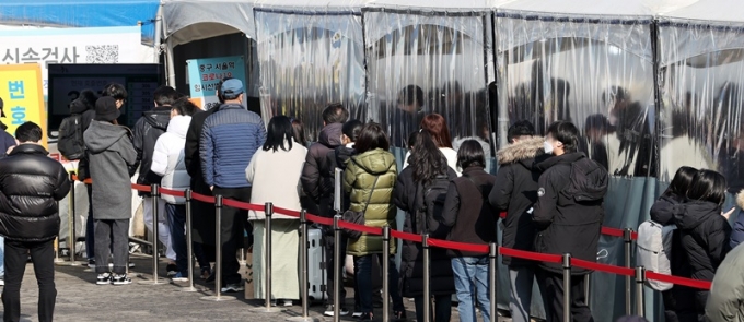 신종 코로나바이러스 감염증(코로나19) 일일 신규 확진자가 24일 0시 기준 7513명을 기록했다. 사진은 지난 23일 서울 중구 서울역 임시선별검사소를 찾은 시민들. /사진=뉴스1