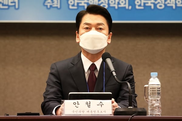24일 안철수 국민의당 대선 후보가 공무원·교원노조 타임오프제 법제화에 반대입장을 밝혔다. 사진은 지난 20일 서울 중구 프레스센터에서 연설하는 안 후보. /사진=뉴스1