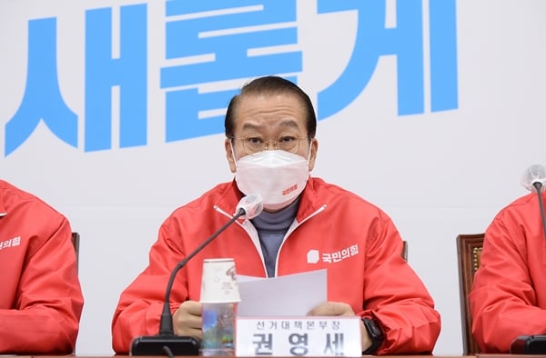 24일 권영세 국민의힘 선거대책본부장은 윤석열 국민의힘 대선 후보의 배우자 김건희씨의 '7시간 통화록'에 관한 사과 의향이나 김씨의 공식 활동 계획에 대해 "고민 중"이라고 밝혔다. 사진은 지난 20일 서울 여의도 국회에서 열린 국민의힘 선대본-원내지도부 연석회의에서 발언하는 권 본부장. /사진=뉴스1
