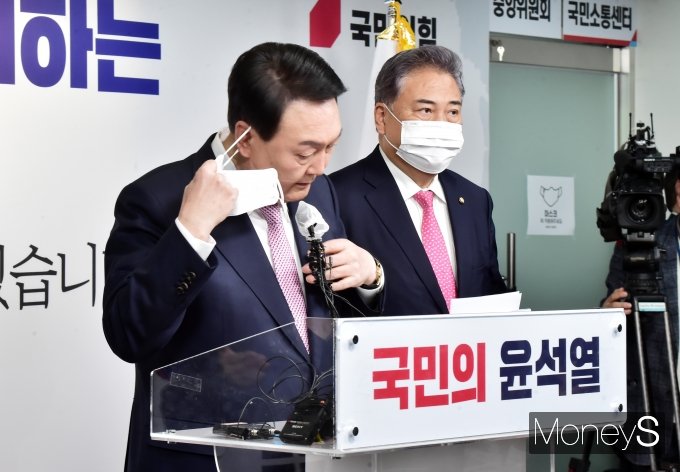 [머니S포토] 외교안보 비전발표, 잠시 마스크 벗는 '윤석열'