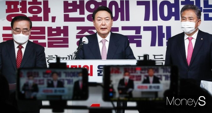 윤석열 국민의힘 대선 후보가 24일 영등포구 당사에서 “말로 외치는 평화가 아닌 힘을 통한 평화를 구축하겠다”며 외교안보 공약을 발표했다. /사진= 임한별기자