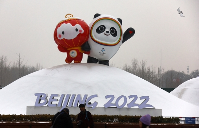 지난 23일(이하 한국시각) 미국 매체 워싱턴포스트는 2022베이징동계올림픽 개막이 다가오고 있음에도 공식 후원사들이 적극적인 마케팅에 나서지 않는다고 전했다. 사진은 베이징에 위치한 2022베이징올림픽 마스코트. /사진=로이터