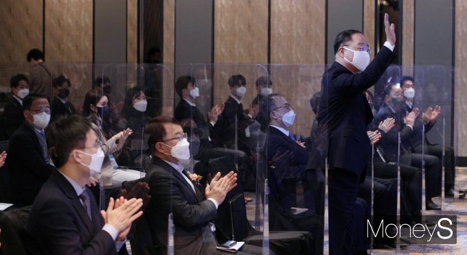 [머니S포토] 공공기관 채용정보 박람회, 손인사 하는 홍남기 부총리