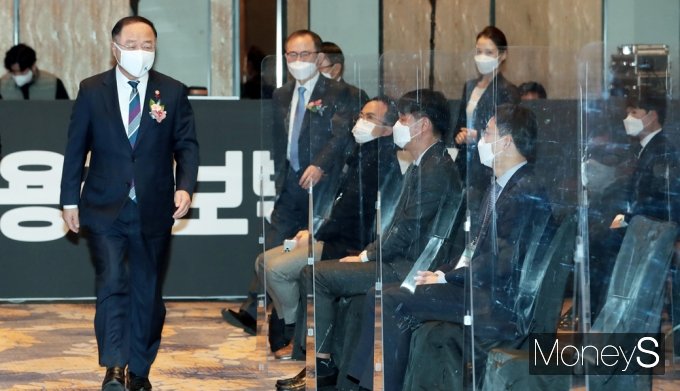 [머니S포토] 2022 공공기관 채용박람회, 입장하는 '홍남기'