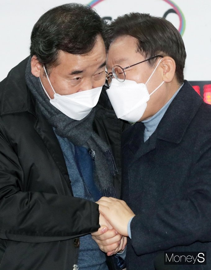 [머니S포토] 손 붙잡은 이재명과 이낙연 '우린 원팀'
