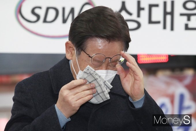 [머니S포토] 이재명, 정치적 고향 성남 서 시민·지지자 응원 속 눈물