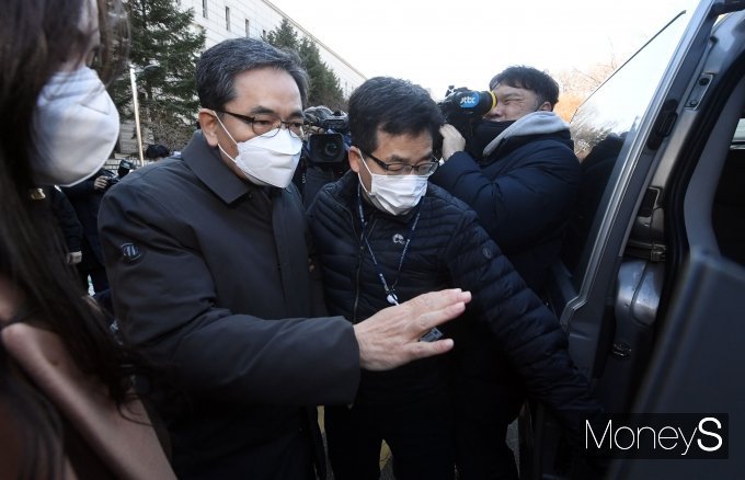 24일 법조계에 따르면 검찰이 대장동 민간개발업자 청탁을 받고 하나은행 컨소시엄 무산 위기를 무마해줬다는 의혹을 받는 곽상도 전 의원을 재소환했다. 사진은 지난해 12월 곽 전 의원이 영장실질심사를 마치고 검찰 차량에 탑승하는 모습. /사진=장동규 기자