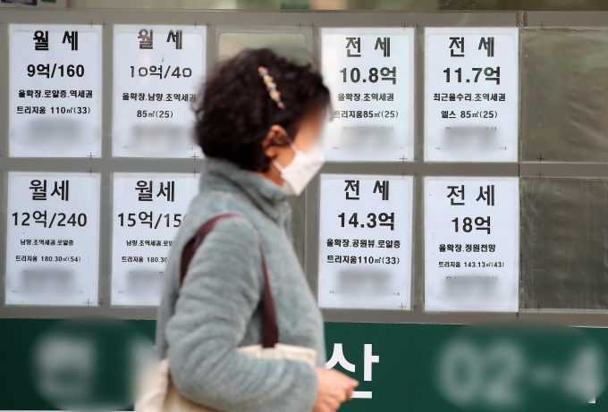 계속되는 금리 인상으로 전세대출 이자도 가파르게 오르면서 월세 비용이 전세대출 이자보다 더 저렴한 사례가 잇따르고 있다. / 사진=뉴스1