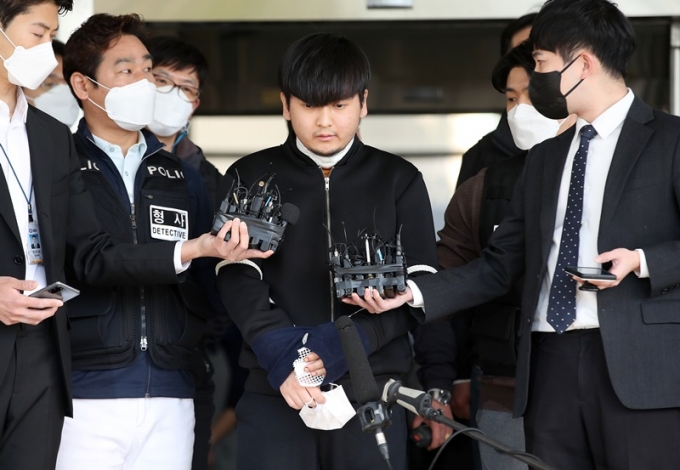 세 모녀를 살해한 혐의를 받는 김태현(26)이 항소심 무기징역 선고에 불복했다. 사진은 지난해 4월 김태현이 경찰서 유치장에서 검찰로 송치되는 모습. /사진=뉴스1