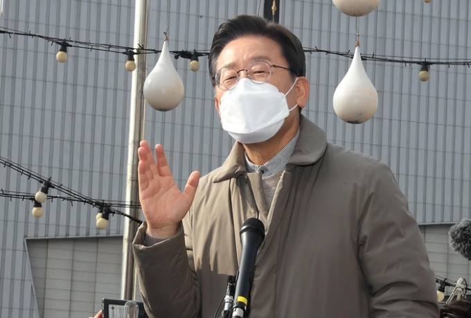 25일 이재명 더불어민주당 대선 후보가 농·어촌 공약을 발표했다. 사진은 이 후보가 지난 22일 수원 팔달구 매산로 테마거리를 찾아 즉석 거리연설을 하는 모습. /사진=뉴스1