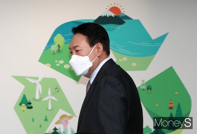 윤석열 국민의힘 대선 후보가 삼부토건으로부터 17차례나 명절 선물을 받았다는 의혹이 제기됐다. 사진은 지난 25일 서울 여의도 국민의힘 중앙당사에서의 윤 의원. /사진=장동규 기자