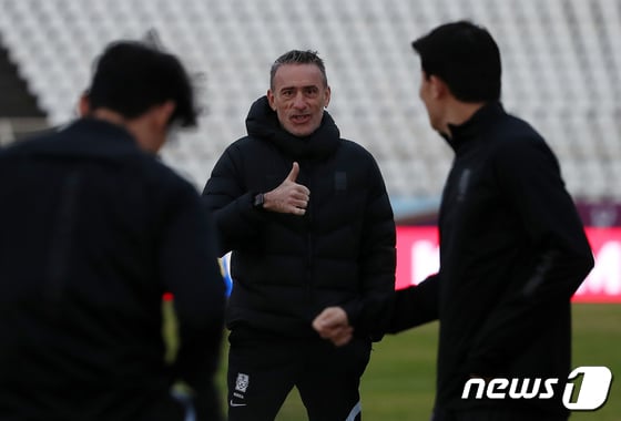 [사진] 벤투 감독 '김민재 널 믿어'