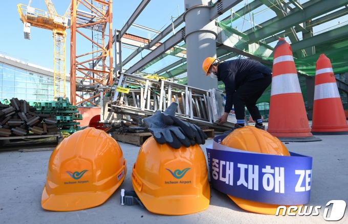 중대재해처벌법 시행을 하루 앞둔 26일 인천국제공항 4단계 건설 현장에 안전모와 장갑이 놓여 있다. 중대재해처벌법이 시행되면 안전수칙과 작업계획서 등을 관행적으로 지키지 않거나, 현장의 의견을 방치해 사고로 이어지면 경영책임자가 업중 처벌 대상이 된다. 2022.1.26/뉴스1 © News1 임세영 기자