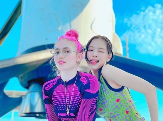 걸그룹 블랙핑크 제니가 그라임스의 신곡 뮤비에 등장해 화제를 모으고 있다. /사진=그라임스 트위터