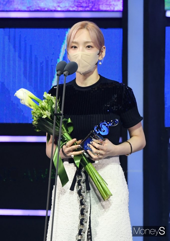 [머니S포토] 태연, 올해의 가수상 수상