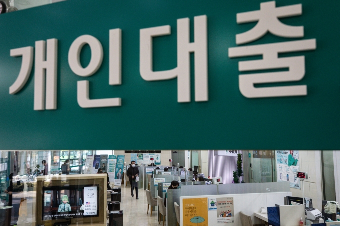올 3월 소상공인과 중소기업을 대상으로 한 신종 코로나바이러스 감염증(코로나19) 금융지원책 종료를 앞두고 금융당국이 은행 등 금융권에 충당금 적립을 강조하고 있다. 사진은 시중은행 대출 창구./사진=뉴스1