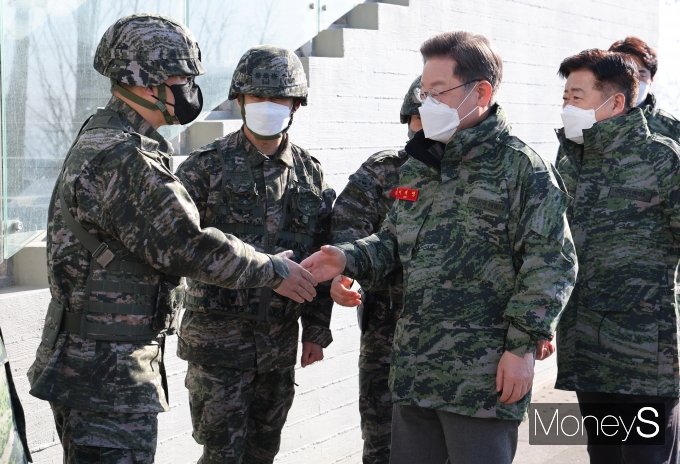 [머니S포토] 이재명 후보, 해병대 2사단 장병 격려