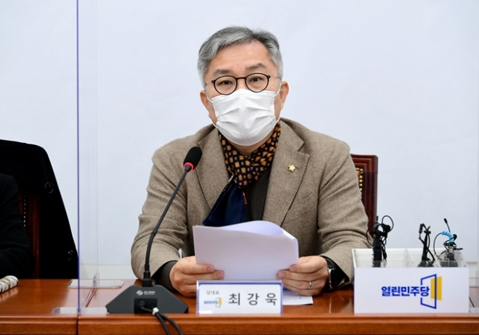 28일 최강욱 더불어민주당 최고위원이 윤석열 국민의힘 대선 후보가 국격을 떨어뜨리고 있다고 지적했다. 사진은 당시 최강욱 열린민주당 대표가 지난 10일 서울 여의도 국회에서 열린민주당 최고위원회의에 참석해 발언하는 모습. /사진=뉴스1