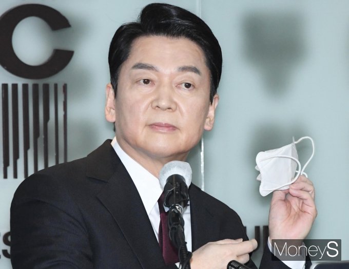 [머니S포토] 서울외신기자 초청 간담회 참석한 국민의당 '안철수'