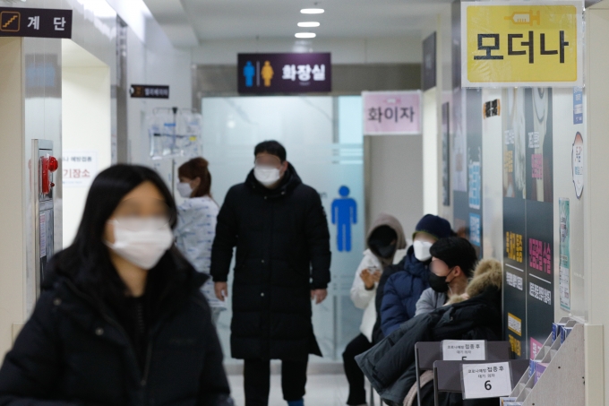 신종 코로나바이러스 감염증(코로나19) 새 변이 오미크론의 등장으로 기존 백신의 유효성을 두고 혼란이 커지고 있다. 지난 6일 서울 은평구 청구성심병원에서 시민들이 신종 코로나19 백신 접종을 마친 뒤 이상반응 대기를 하고 있다./사진=뉴스1