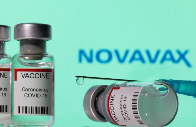 이상반응 논란으로 신종 코로나바이러스 감염증(코로나19) 백신 접종에 고전을 겪고 있는 방역당국이 미접종자 360만명의 마음을 돌릴 수 있는 카드로 노바백스 백신를 꼽고 있다./사진=로이터통신