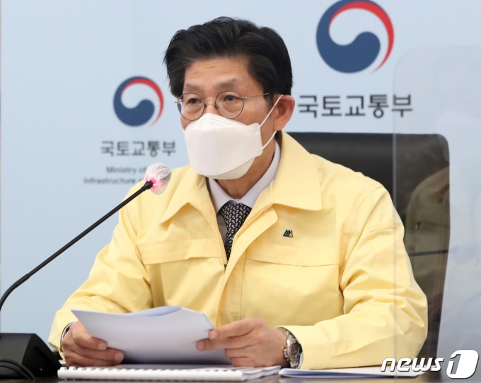 노형욱 국토교통부 장관은 지난 27일 서울 번동 영구임대주택을 방문해 "초고령사회를 대비해 임대주택과 사회복지시설을 함께 공급하는 고령자복지주택을 2025년까지 1만가구 공급할 수 있도록 최선을 다할 것"이라고 밝혔다. /사진=뉴스1