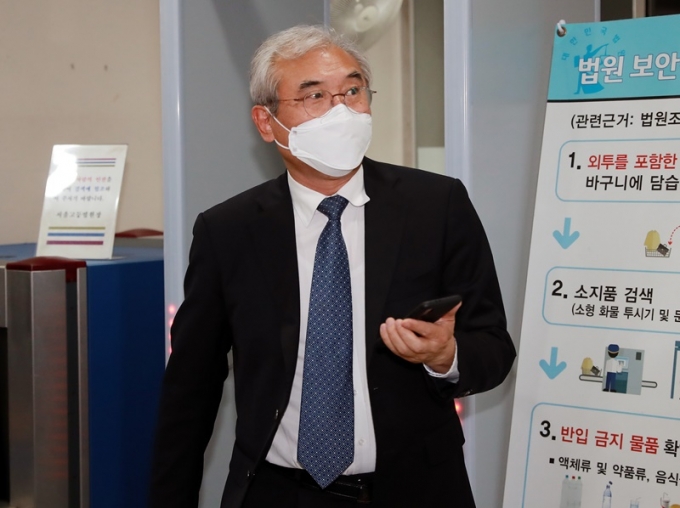 사법행정권 남용 의혹으로 2심에서도 유죄를 선고받은 이민걸 전 법원행정처 기획조정실장이 28일 상고했다. 사진은 지난해 3월 이민걸 전 실장이 법정을 나서는 모습. /사진=뉴스1