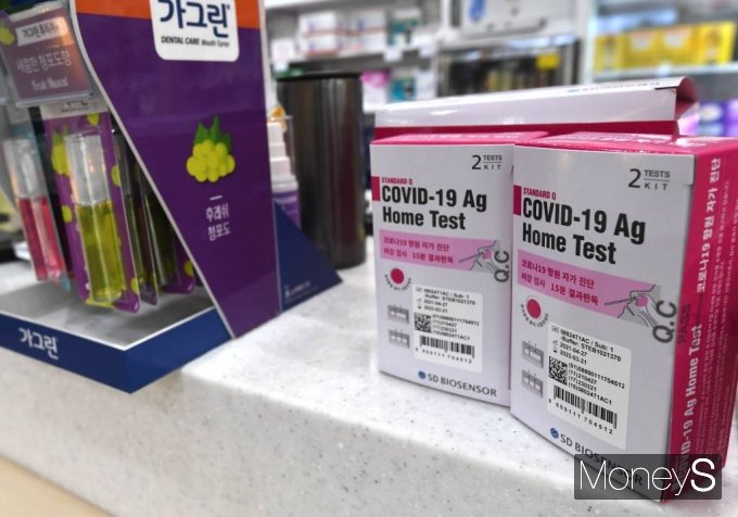 방역당국이 최근 신종 코로나바이러스 감염증(코로나19) 자가검사키트의 수급 불안이 생긴 것과 관련, 생산 물량이 충분하다는 입장을 보였다. 서울 은평구의 한 약국의 자가 진단키트. /사진=장동규 기자