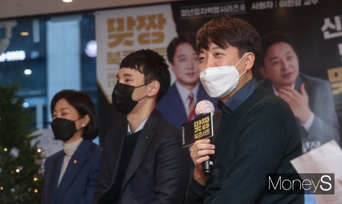 [머니S포토] 'MZ세대라는 거짓말' 북 콘서트 참석한 이준석 대표
