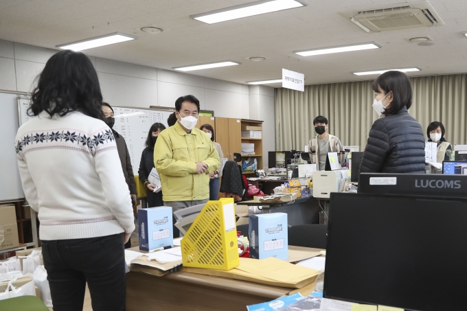 백군기 용인시장이 설 연휴가 시작된 29일 코로나19 방역 최전선을 지키고 있는 수지구 보건소를 방문해 직원들을 격려하고 이야기를 나누고 있다. . / 사진제공=용인시