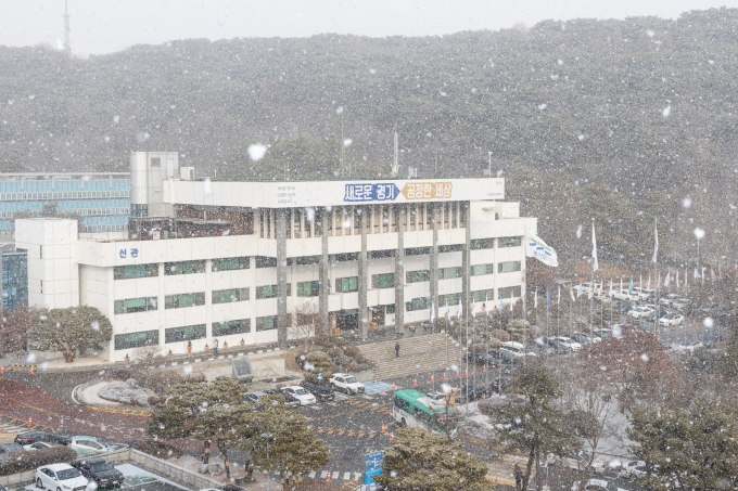 경기도가 올해부터 도내 원자폭탄 피해자 1세대에 매달 5만원씩 ‘생활지원수당’을 지급한다. 사진은 경기도청 전경. /사진=경기도