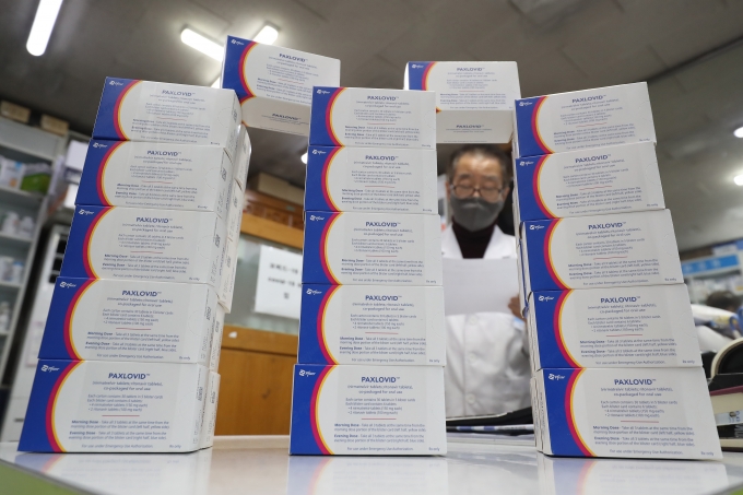 미국 제약사 화이자의 코로나19 먹는 치료제 '팍스로비드' 추가물량 1만1000명분이 2월1일 오전 국내에 들어올 예정이다. 사진은 지난 21일 오후 대구 중구 한 지정 약국에서 약사가 팍스로비드 재고를 확인하던 모습. /사진=뉴스1