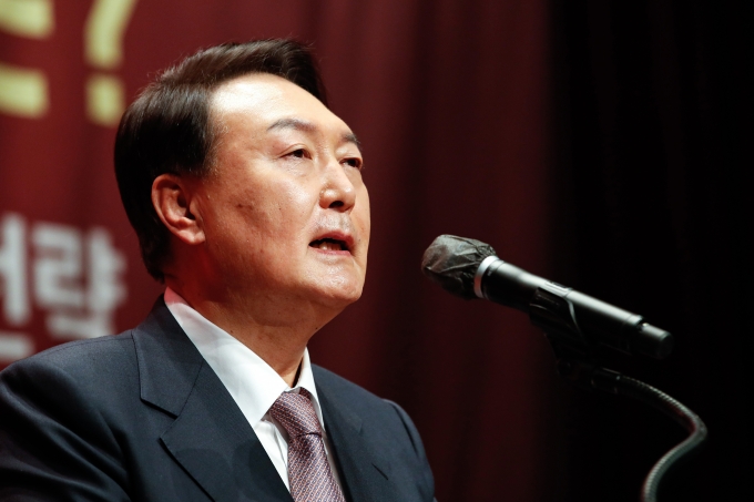 윤석열 국민의힘 대선 후보가 31일 자신의 페이스북에 새해 인사를 올렸다. /사진=뉴스1