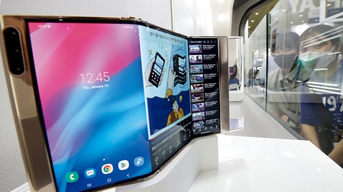 Samsung speeds up release of diverse formfactors. The photo shows 'Flex In and Out' displayed at Samsung Display booth at IMID 2021(Korea Display Industry Exhibition), August of last year. /Photo=News1