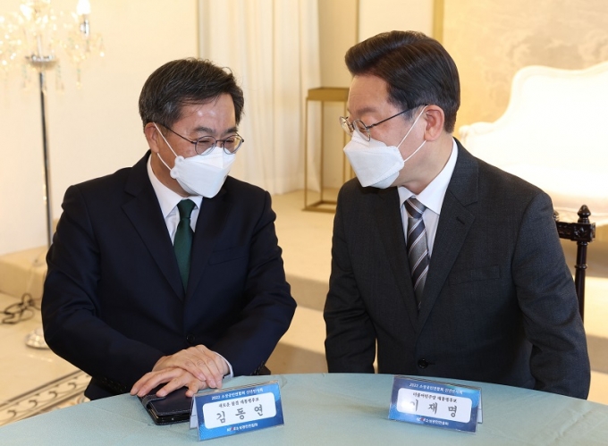 이재명 더불어민주당 대선 후보와 김동연 새로운물결 대선 후보의 양자토론이 오는 2일 열린다. 사진은 지난달 18일 서울 여의도 CCMM빌딩서 열린 행사에 참석한 이 후보(오른쪽)와 김 후보. /사진=뉴스1 