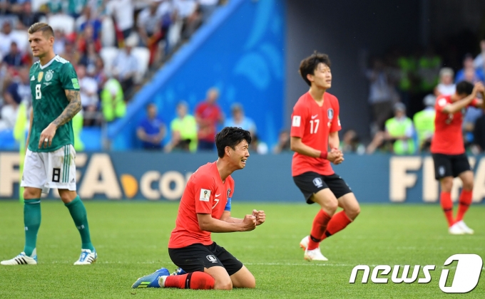 축구대표팀 손흥민이 27일 오후(현지시간) 러시아 카잔 아레나에서 열린 2018 러시아월드컵 F조 최종전 독일과의 경기에서 2-0 승리를 이끈 뒤 감격에 겨워 눈물을 쏟아내고 있다. 2018.6.27/뉴스1 © News1 오대일 기자