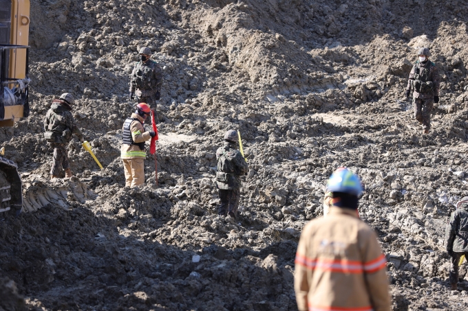 지난 2일 경기 양주시 삼표산업 골재 채취장 매몰사고 현장에서 소방대원들이 실종자 수색작업을 하고 있다. / 사진=소방청
