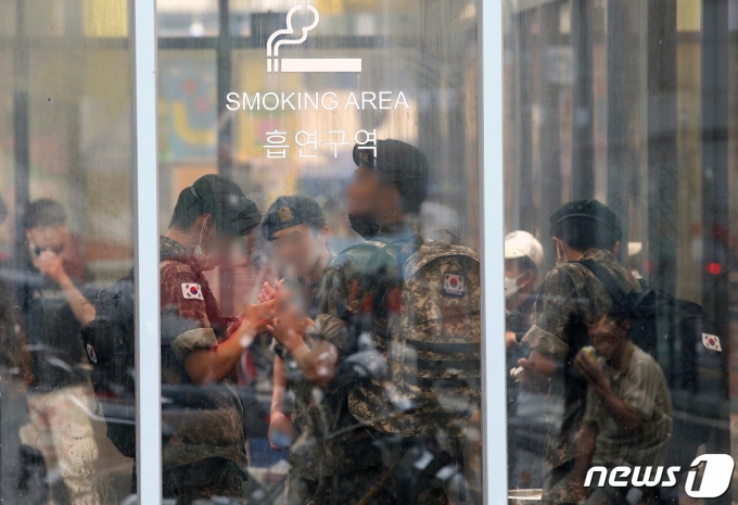 서울역 광장에 마련된 중구 임시 선별검사소 옆 흡연구역에서 군인들이 담배를 피고 있다. © News1