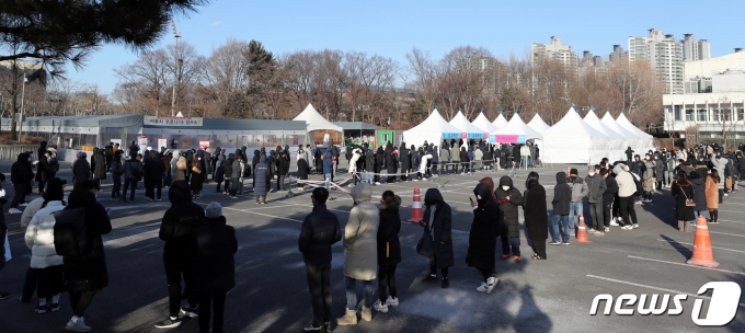 5일 오후 서울 송파구 잠실종합운동장에 마련된 신종 코로나바이러스 감염증(코로나19) 임시 선별진료소에서 시민들이 신속항원검사를 하기 위해 줄서서 기다리고 있다. 질병관리청 중앙방역대책본부는 이날 0시 기준 코로나19 신규 확진자가 3만6362명 발생했다고 밝혔다. 2022.2.5/뉴스1 © News1 황기선 기자