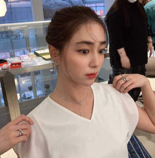 배우 이민정은 4일 인스타그램에 "오늘의 촬영"이라는 코멘트와 함께 사진을 게재했다. /사진=이민정 인스타그램