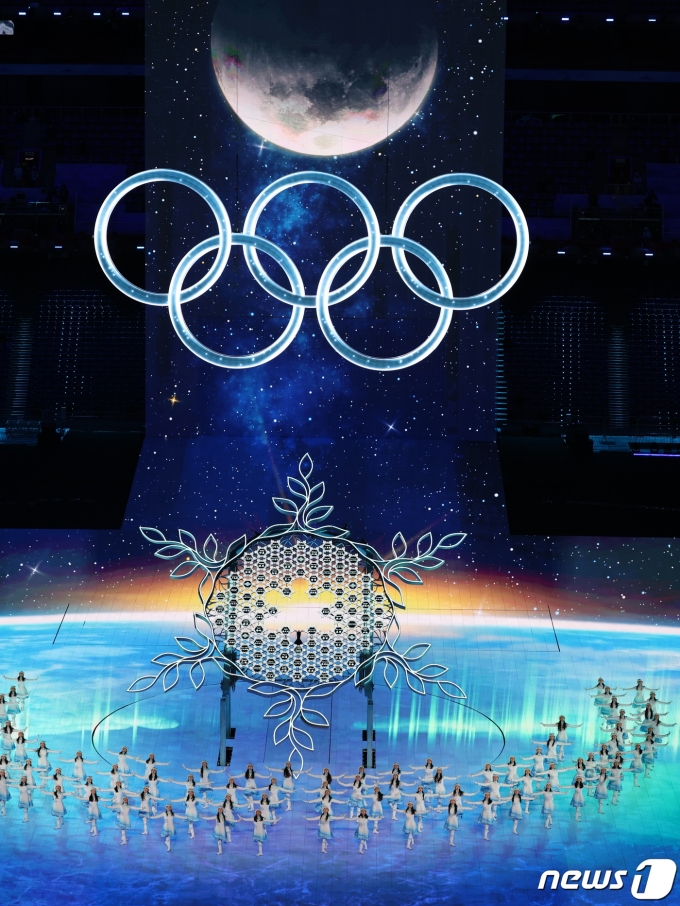 4일 중국 베이징 국립 경기장에서 2022 베이징 동계올림픽 개막식이 열리고 있다. '함께하는 미래(Together for a Shared Future)'를 슬로건으로 내건 이번 축제에는 91개국 2900여 명이 참가하며 오는 20일까지 열린다. 2022.2.4/뉴스1 © News1 박지혜 기자