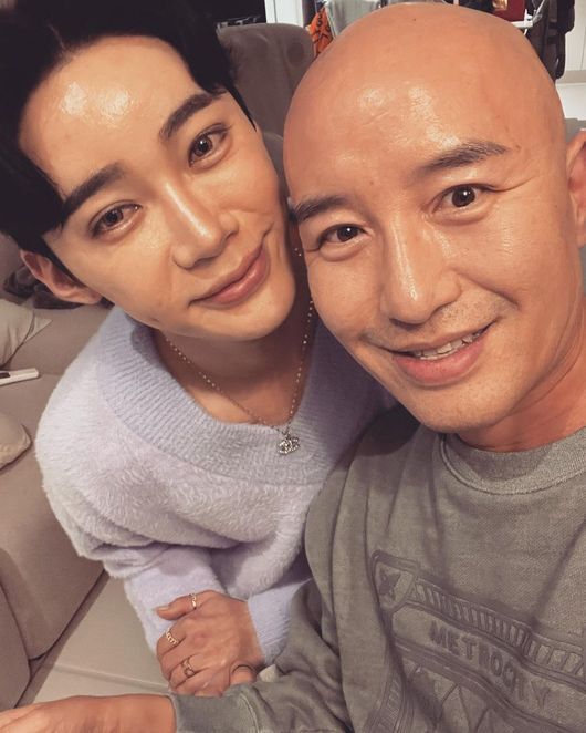 홍석천(오른쪽)이 고(故) 김인혁을 애도했다. / 사진=홍석천 SNS