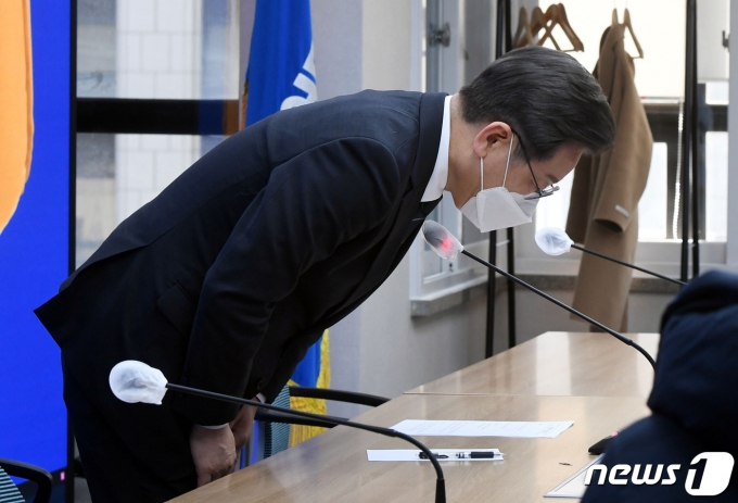 이재명 더불어민주당 대선후보가 4일 오후 서울 여의도 중앙당사에서 226개 기초지자체 공약을 소개하는 ‘우리동네공약’ 언박싱데이 종료 후 부인 김혜경 씨 관련 과잉 의전 논란과 관련해 