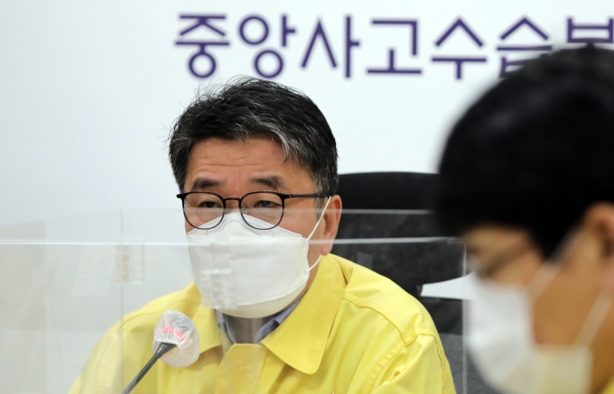 신종 코로나바이러스 감염증(코로나19) 오미크론 변이 대유행으로 인해 코로나19 신규 확진자가 사상 처음으로 5만명대에 육박했다. 사진은 류근혁 중앙재난안전대책본주 1총괄조정관(보건복지부 2차관)./사진=뉴스1 