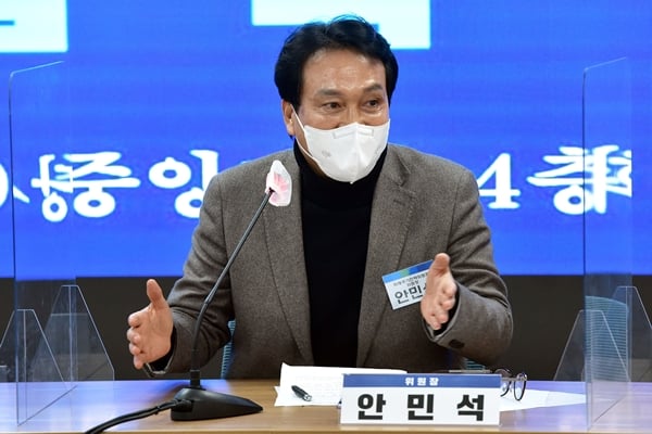 9일 안민석 더불어민주당 의원은 2022 베이징동계올림픽 편파판정의 이유가 삼성이 동계종목에서 지원을 철수했기 때문이라고 주장했다. 사진은 지난달 5일 서울 여의도 더불어민주당사에서 발언하는 안 의원. /사진=뉴스1