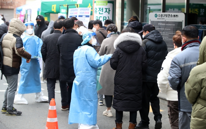 국내 신종 코로나바이러스 감염증(코로나19) 오미크론 변이 바이러스 치명률이 계절독감의 2배 수준인 것으로 나타났다. 지난 8일 오전 대구 수성구보건소 코로나19 선별진료소 앞에 PCR(유전자증폭) 검사를 대기하는 시민들이 차례를 기다리고 있다./사진=뉴스1