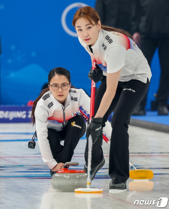 여자 컬링 대표팀 ‘팀 킴’의 김은정과 김초희가 9일 중국 베이징 국립아쿠아틱센터에서 2022 베이징 동계올림픽 첫 경기를 하루 앞두고 훈련을 하고 있다. 2022.2.9/뉴스1 © News1 안은나 기자