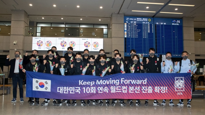 한국 축구 대표팀 선수들이 지난달 22일 카타르월드컵 본선행을 확정한 후 인천공항에 귀국했다. /사진=뉴스1 